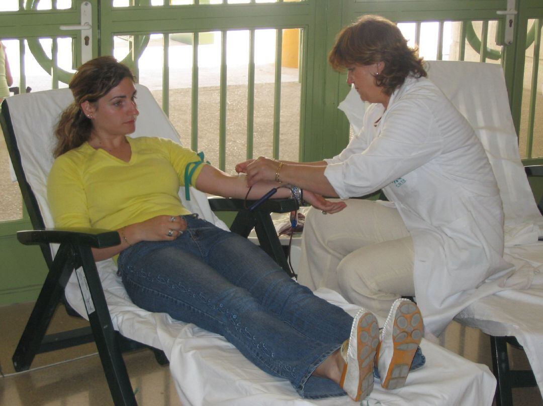 Donación de sangre en centro de salud.