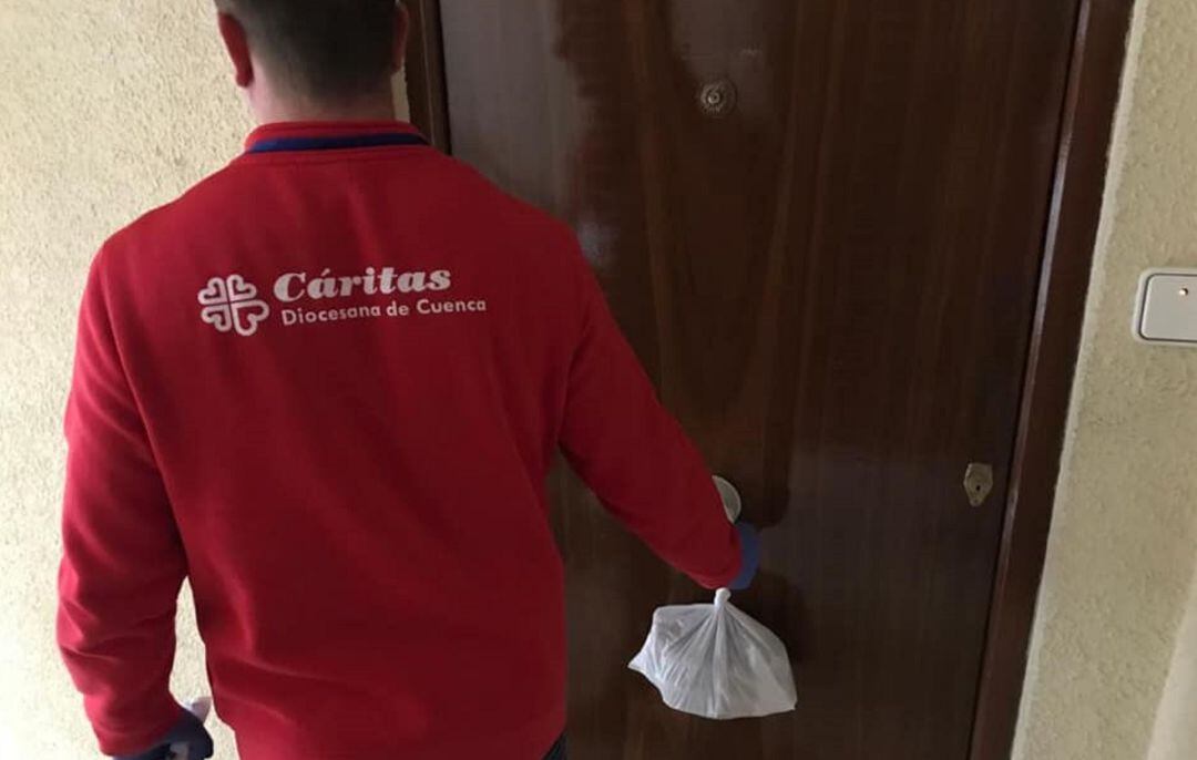 Cáritas ha adaptado el Servicio de Comidas a los mayores de la ciudad de Cuenca para prevenir situaciones de riesgo.