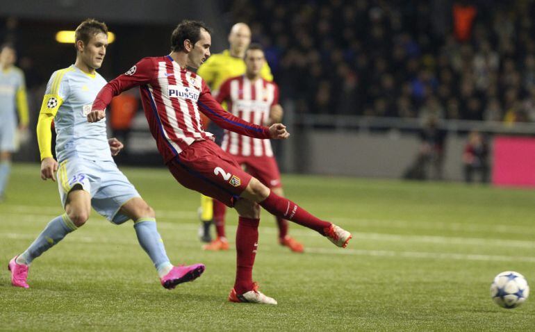 Diego Godín despeja el balón durante el partido ante el Astana