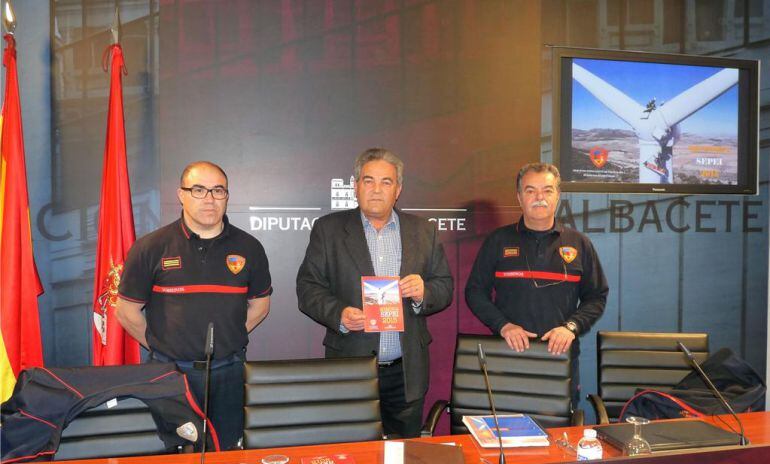 Juan Gil, en el centro de la imagen, durante la presentación de la memoria del SEPEI