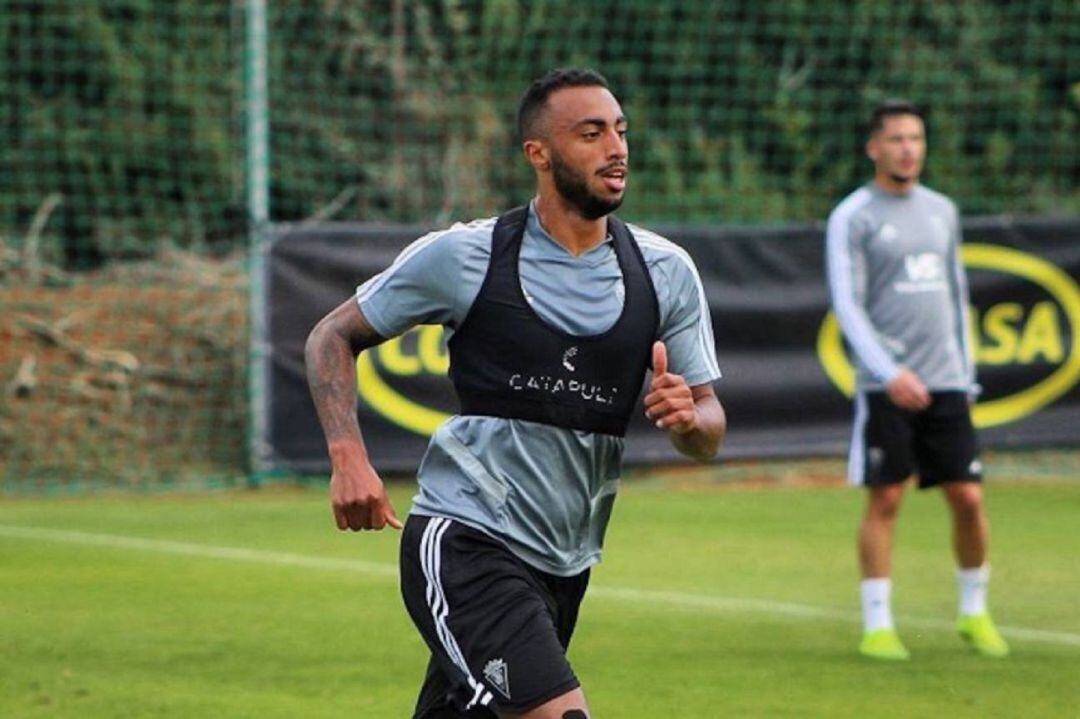 Akapo durante un entrenamiento del Cádiz.