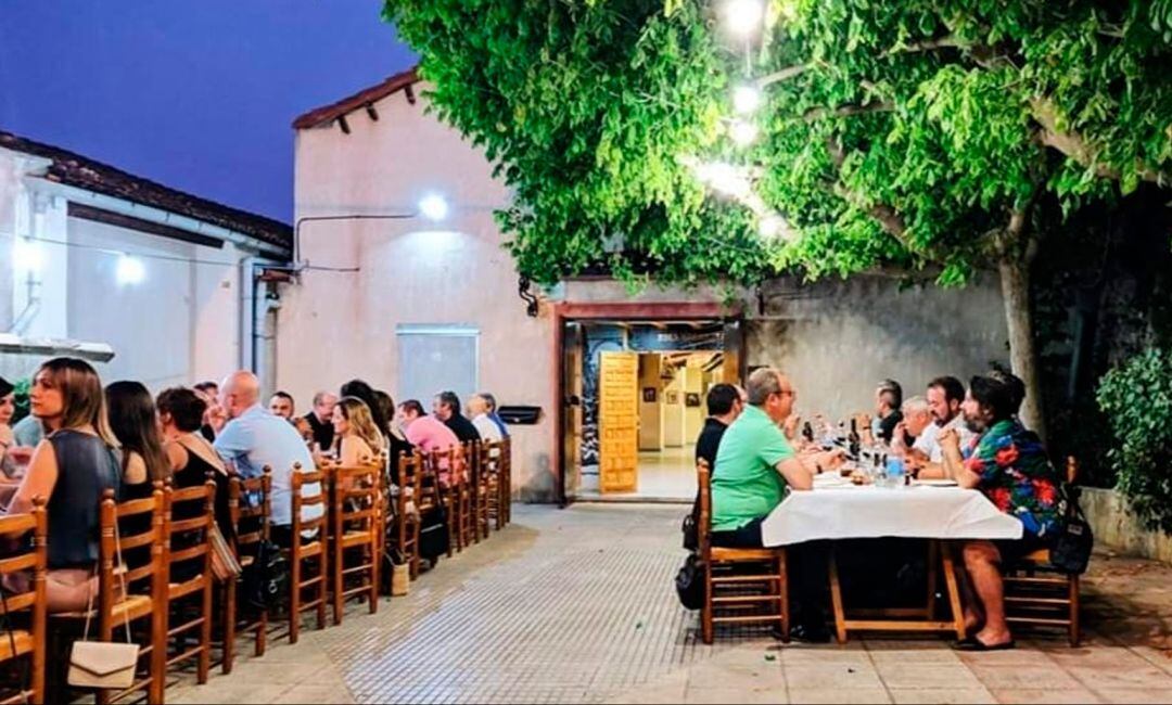 Imagen de archivo de la terraza de la filà Guzmanes, la cual no ocupa vía pública