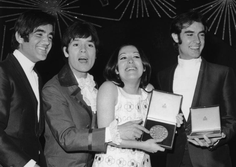 Massiel, tras ganar Eurovisión, junto al representante británico, Cliff Richard, que quedó segundo, y junto a los componentes del Dúo Dinámico, autores de &#039;La, La, La&#039;