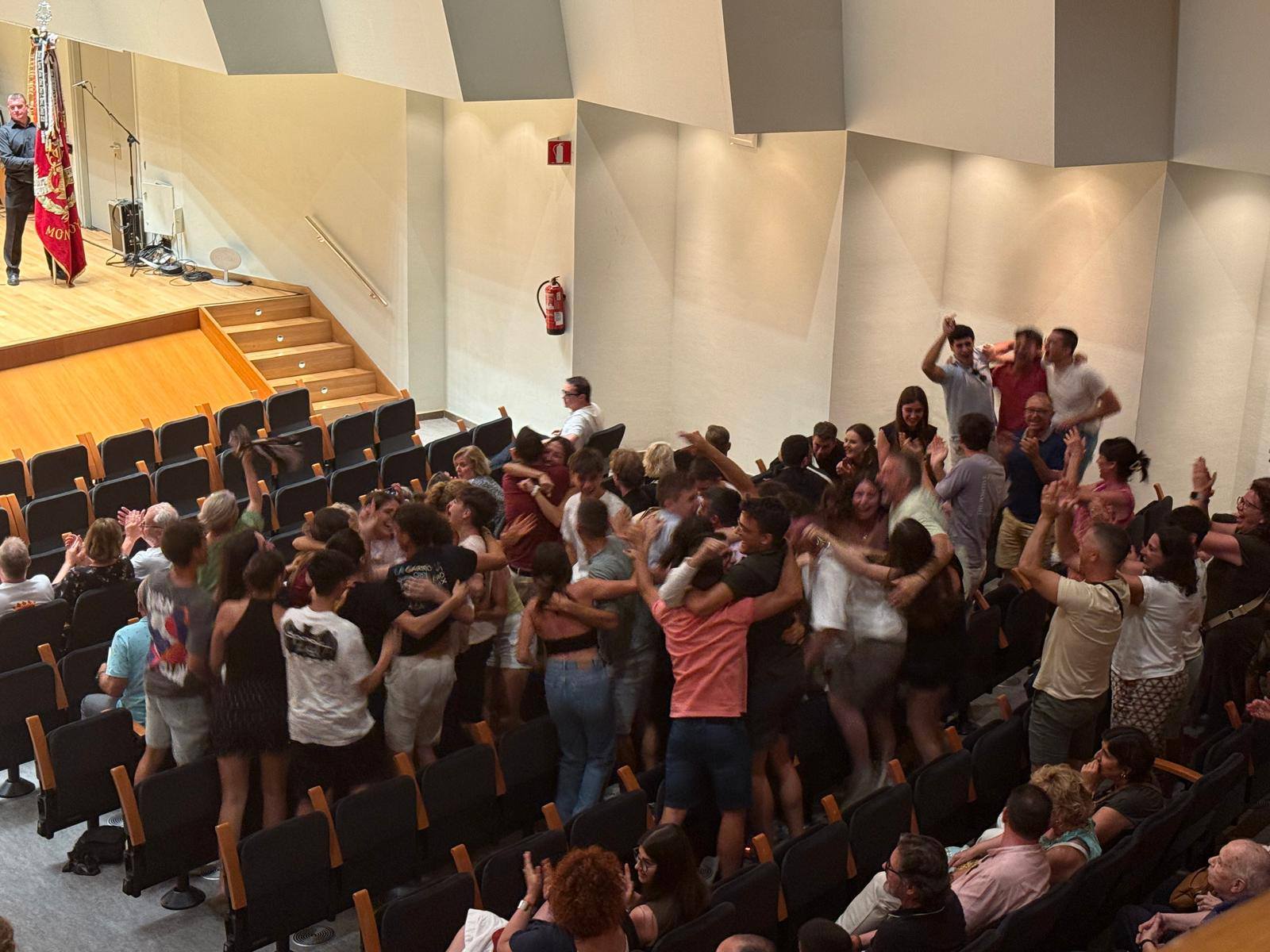 Los vecinos de Caudete y músicos de la banda celebran la victoria