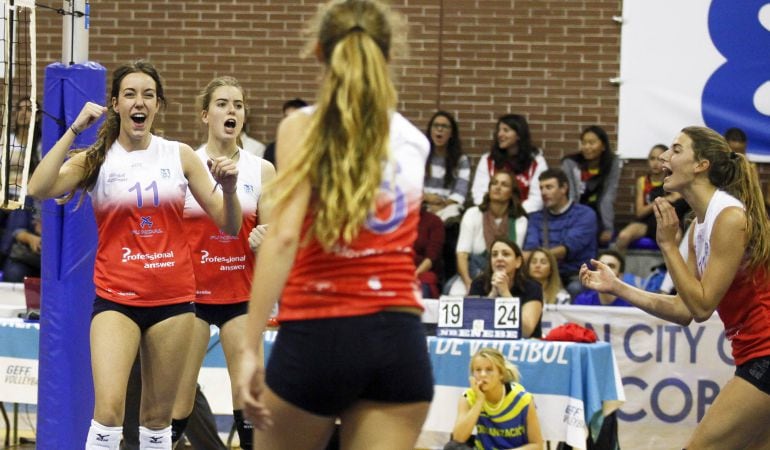 Las jugadoras del Feel Volley Alcobendas se felicitan en un momento del partido