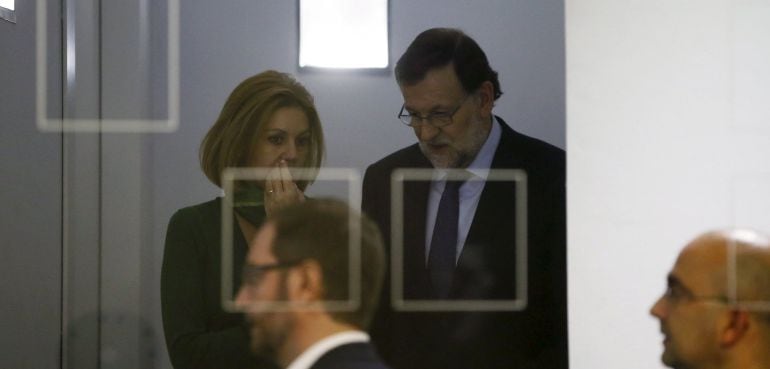 Mariano Rajoy charla con María Dolores de Cospedal.