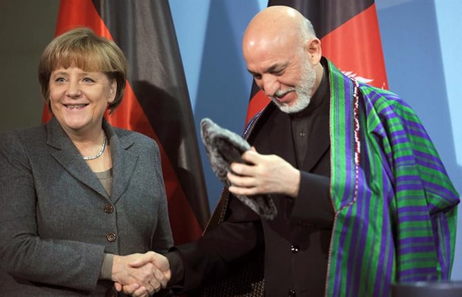 Angela Merkel estrecha la mano al presidente afgano, Hamid Karzai