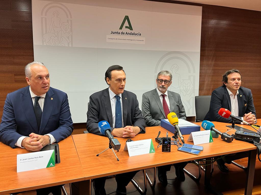 El presidente de la Diputación, el consejero, el rector y el alcalde celebran el acuerdo sobre Valcárcel