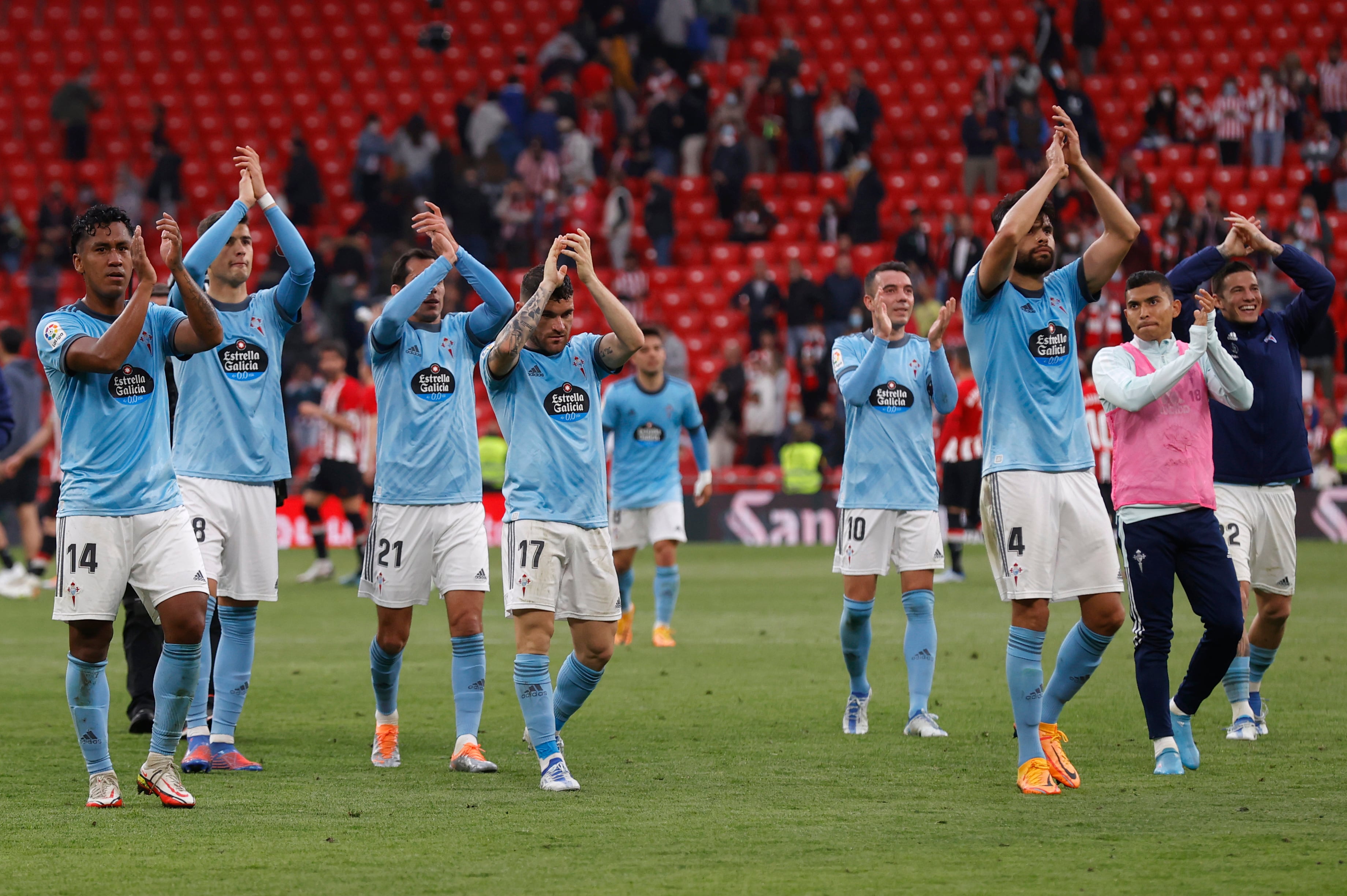 BILBAO, 17/04/2022.- Los jugadores del Celta de Vigo celebran su victoria sobre el Athletic Bilbao, tras el encuentro de la jornada 32 de Liga en Primera División que se juega hoy domingo en San Mamés. EFE/Miguel Toña