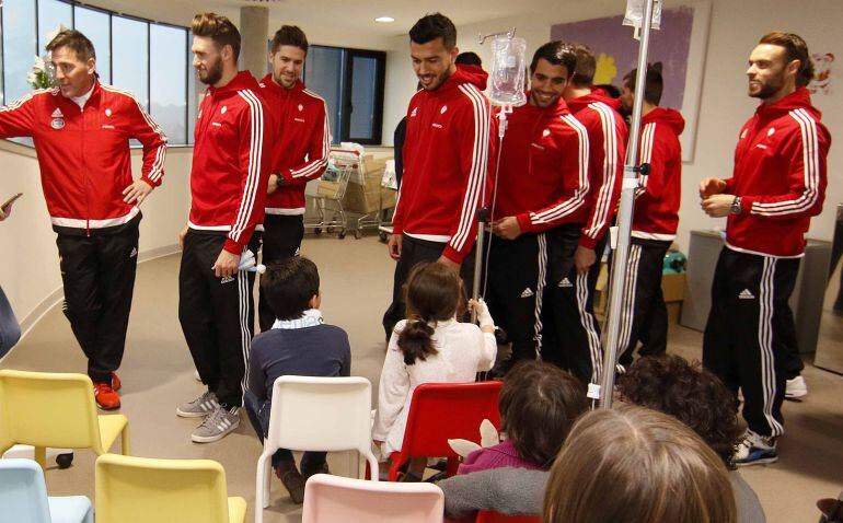 La plantilla del Celta visita a los niños ingresados en el área de pediatría del hospital Alvaro Cunqueiro