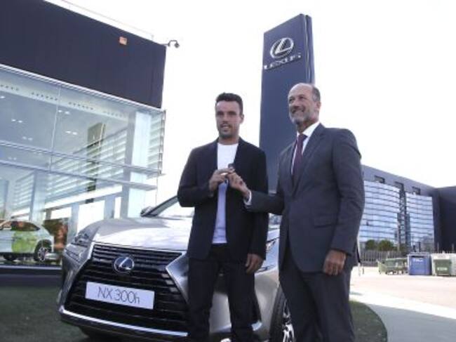 El tenista castellonense Roberto Bautista junto al gerente de Lexus Castellón, Javier Arrando