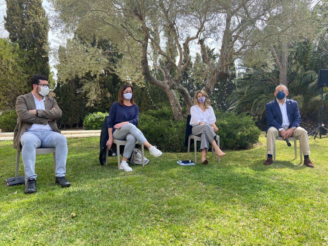 La ministra de Trabajo y Economía Social, Yolanda Díaz; la presidenta del Govern, Francina Armengol, y el alcalde de Calvià, Alfonso Rodríguez en una reunión con sindicatos y representantes del colectivo de las camareras de piso