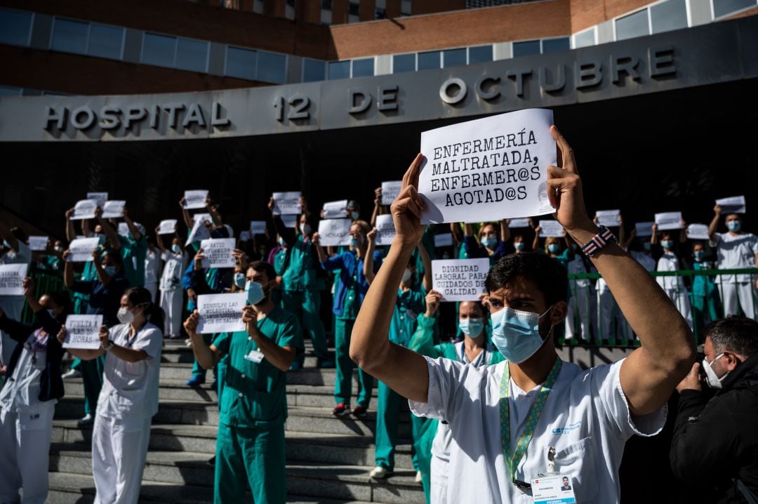 Una enfermera sostiene un cartel que dice &#039;Enfermería maltratada, enfermeras agotadas&#039; durante una protesta en el Hospital 12 de Octubre de Madrid