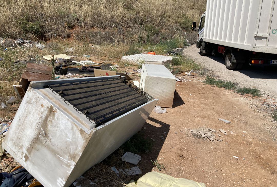 Imagen de uno de los vertederos ilegales en el Camino del Ratón de Valdepeñas (Ciudad Real) 