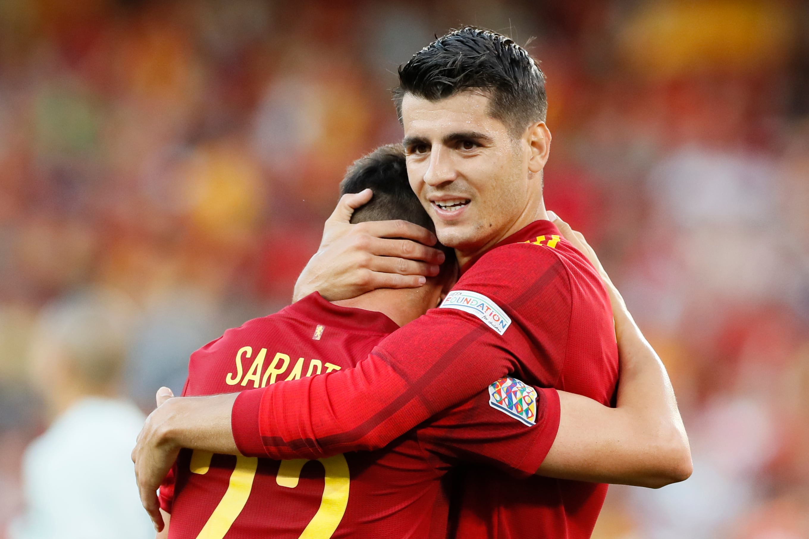 El delantero de la selección española Álvaro Morata (d) celebra con Pablo Sarabia tras marcar un gol.