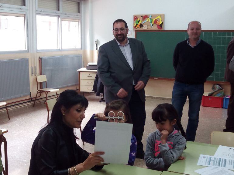 El delegado de Educación de la Junta en Granada, Germán González, asiste junto a un representante de la UGR a la campaña de prevención visual en un colegio