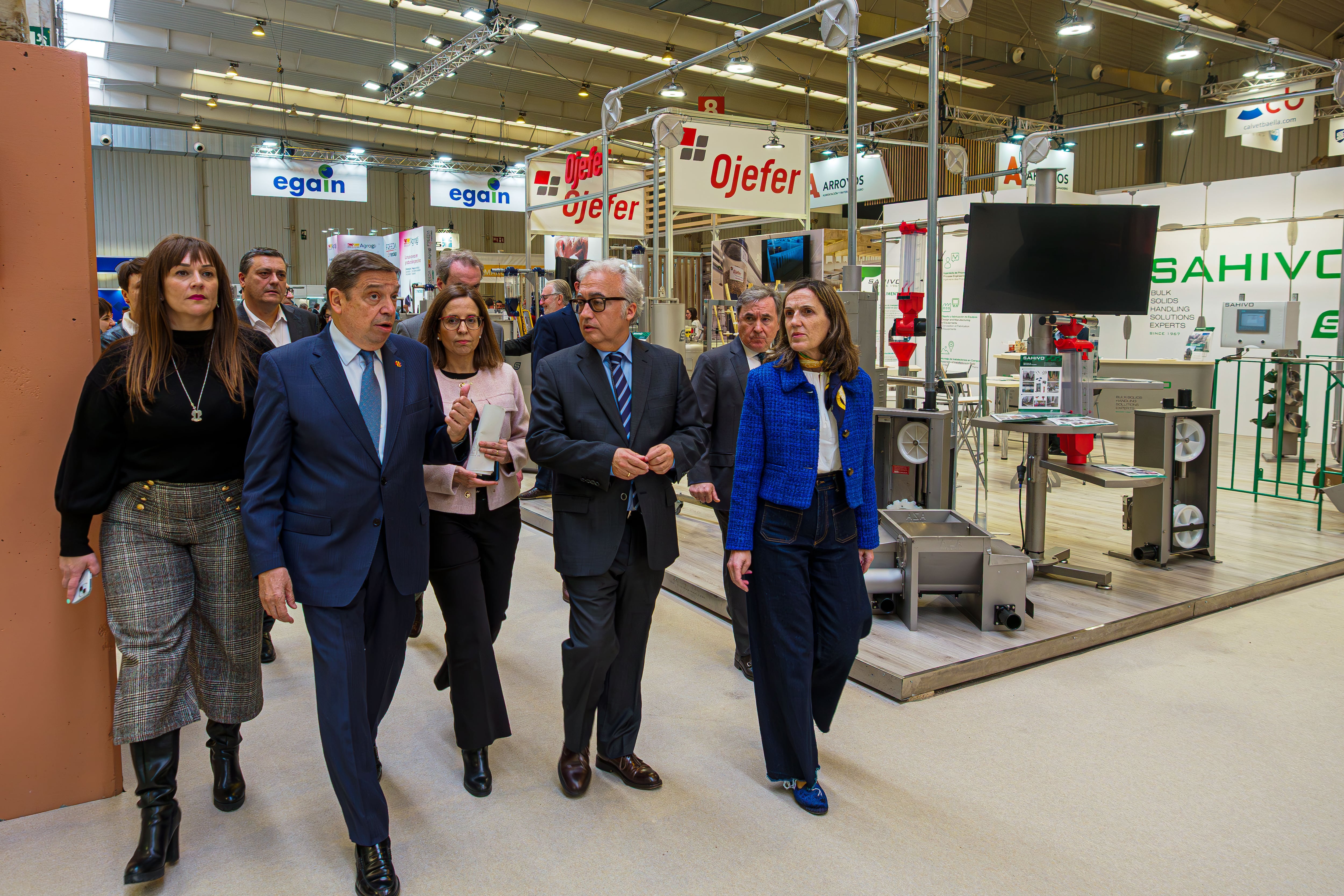 ZARAGOZA, 25/03/2025.- El ministro de Agricultura y Pesca, Luis Planas (2i), junto al consejero de Agricultura del Gobierno de Aragón, Javier Ricón (2d), visita la Feria internacional de Producción Animal (FIGAN) este martes, en Zaragoza. Planas ha defendido la normativa de bienestar animal en respuesta a las críticas del presidente de Aragón, Jorge Azcón, y ha asegurado que las medidas se han acordado con el sector y responden a las demandas de los consumidores, que reclaman cada vez más una producción respetuosa. EFE/ Javier Belver
