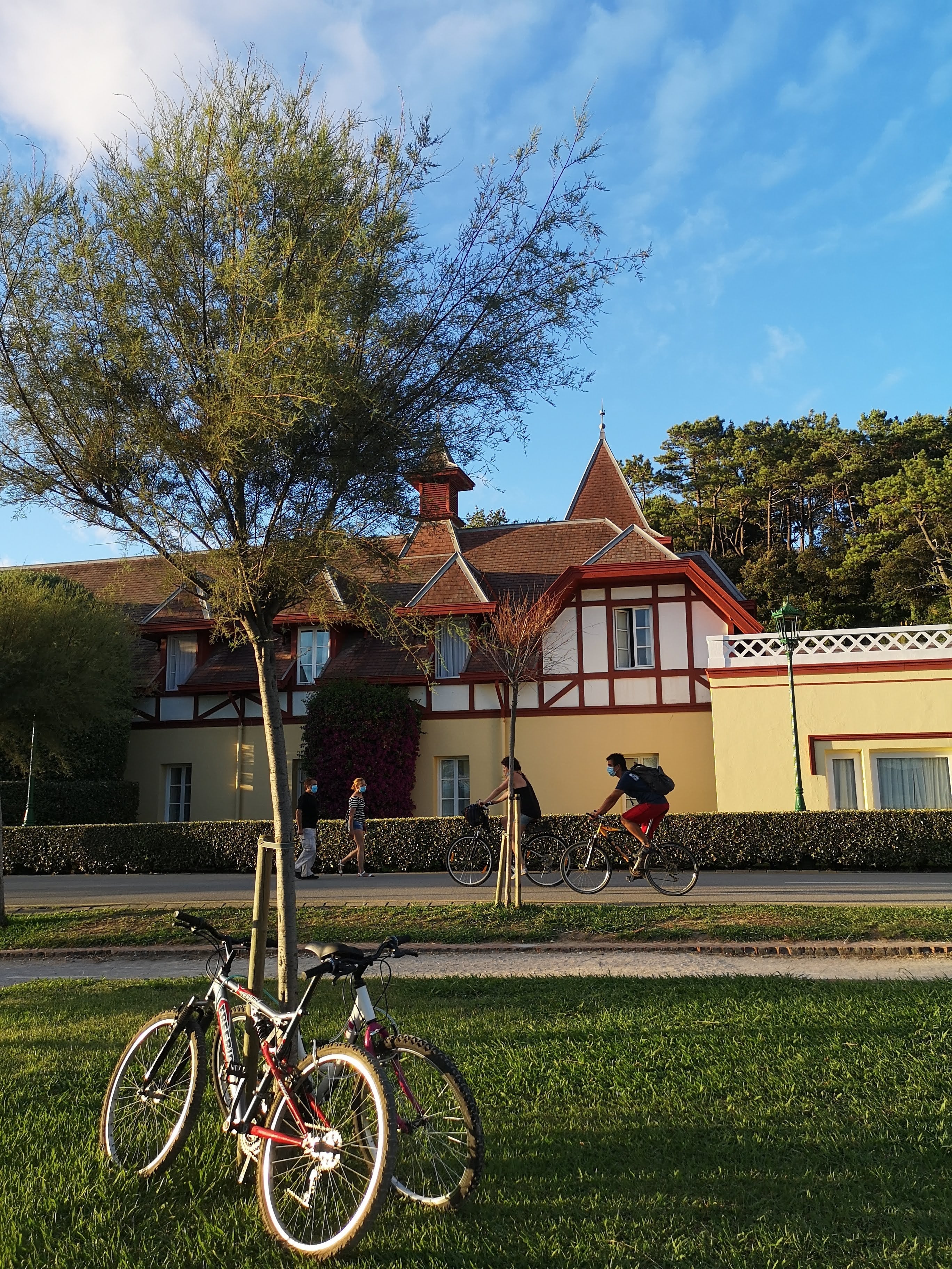 Una pareja utilizando sus bicicletas en el Palacio de la Magdalena en Santander.