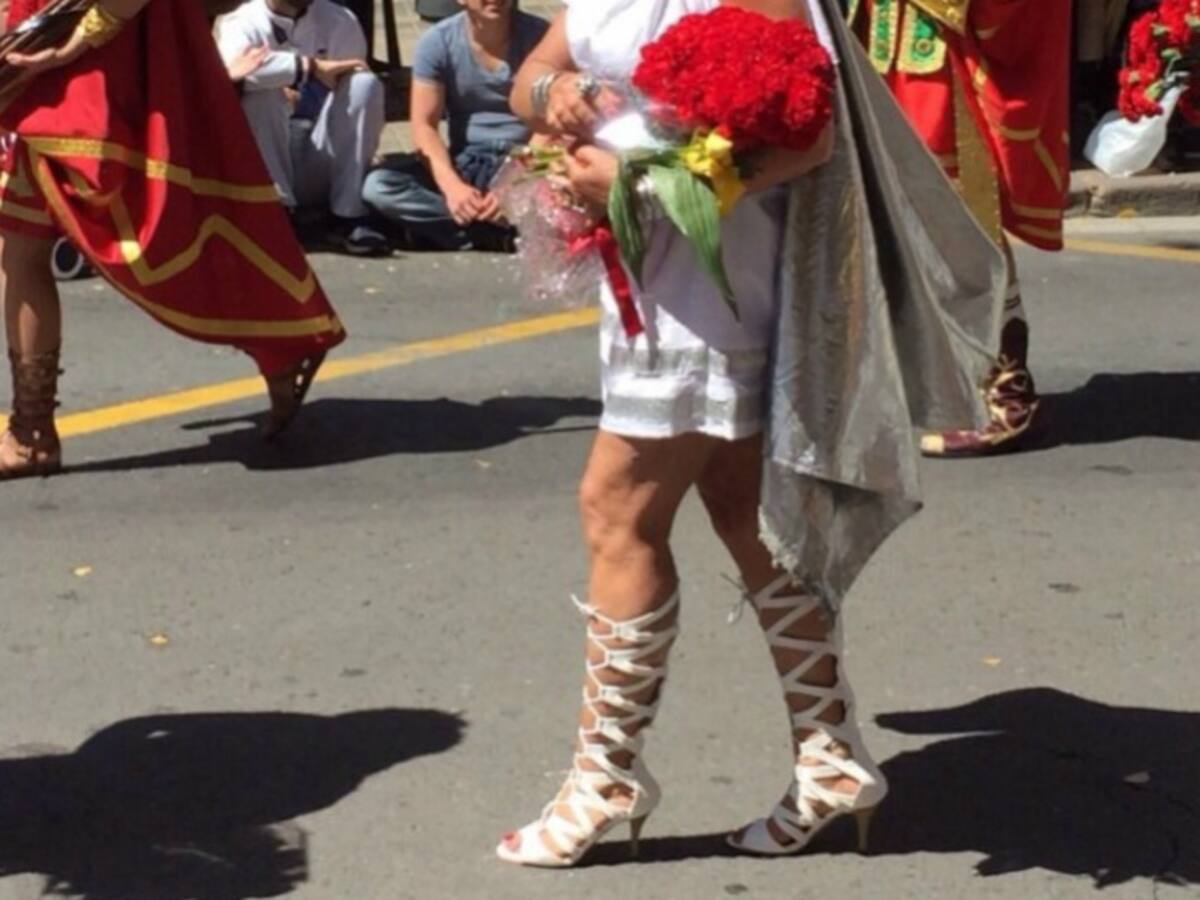 Multada por lucir falda corta