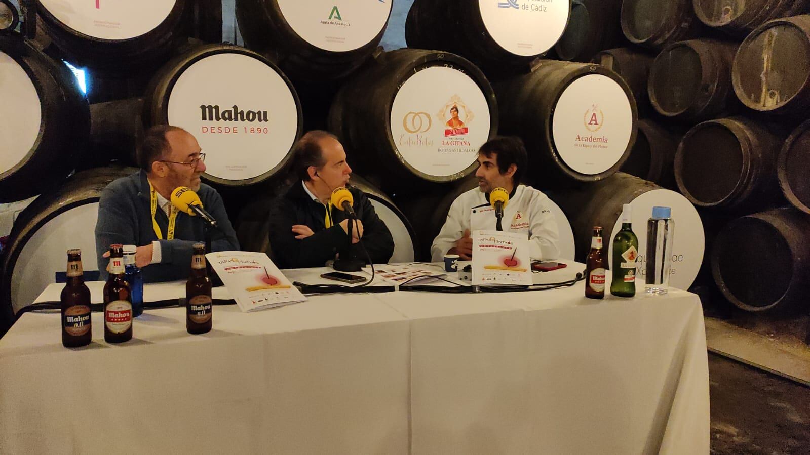 Eugenio Camacho entrevistando a protagonistas del Congreso de la Tapa y el Pincho en Sanlúcar