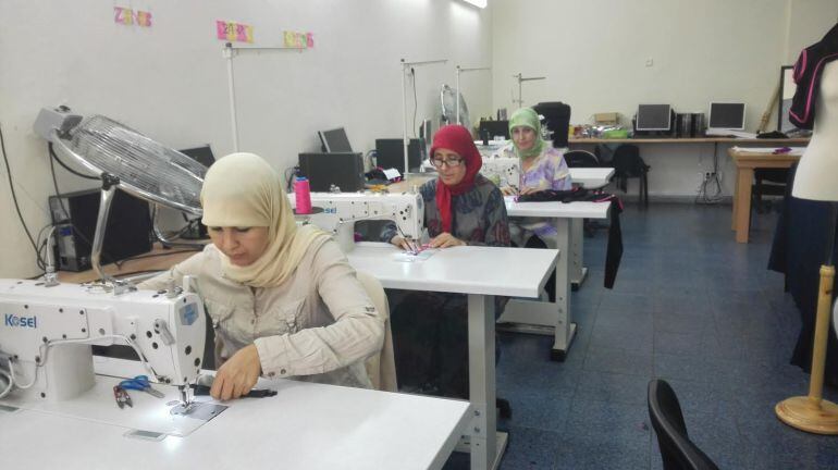 Las integrantes de la Asociación de Mujeres Lal La Buya han cambiado las humillaciones, vejaciones, los gritos y los golpes, por el tintineo de una máquina de coser