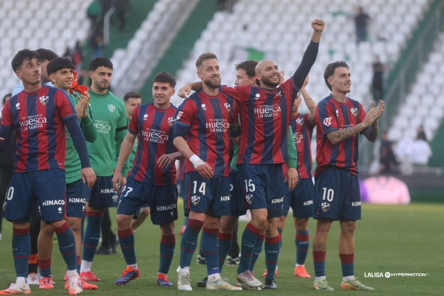 La SD Huesca celebra el triunfo en Córdoba