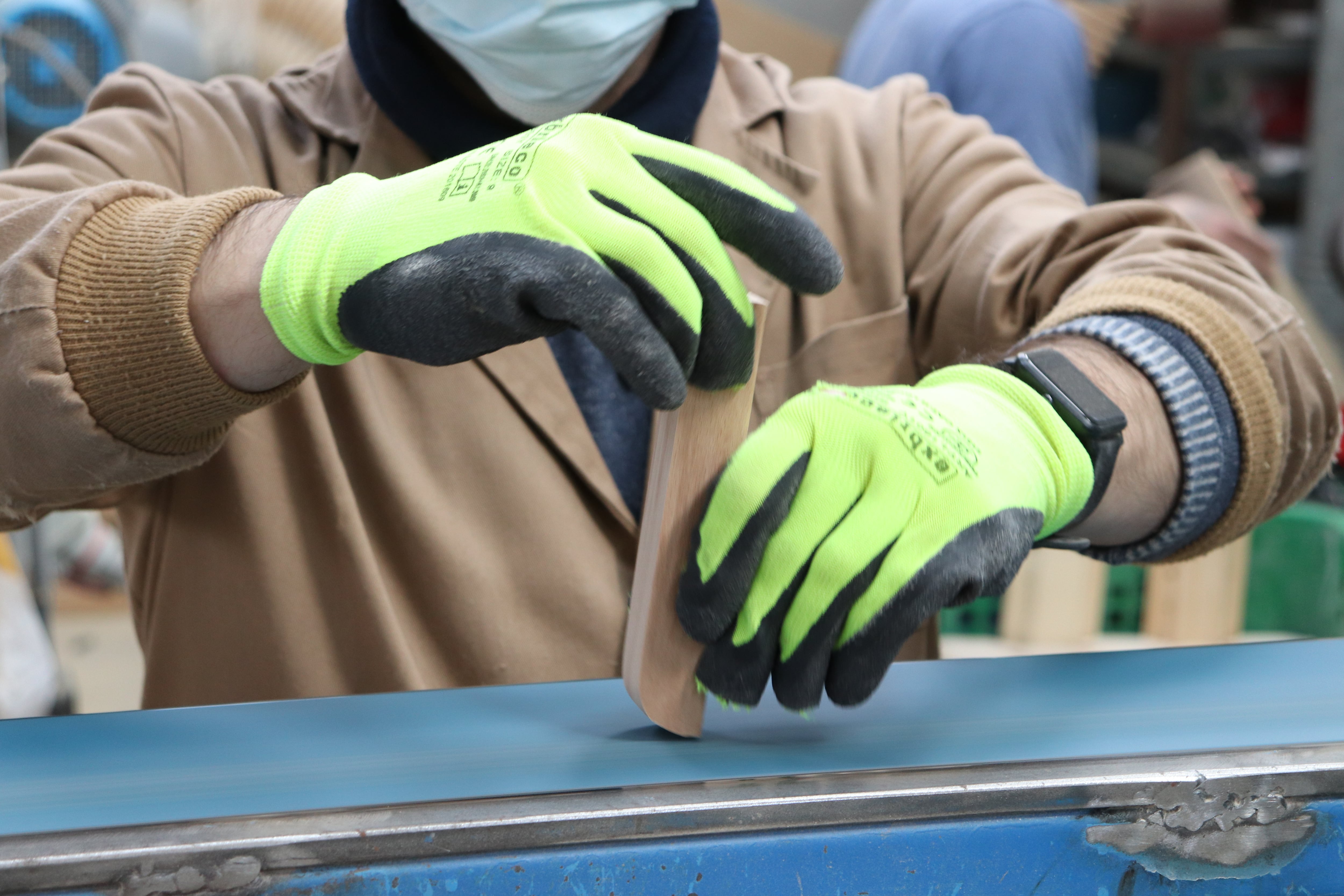 Trabajador en una fabrica de muebles