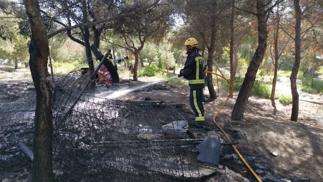 Bomberos apagan el fuego declarado en el Monte Tossal