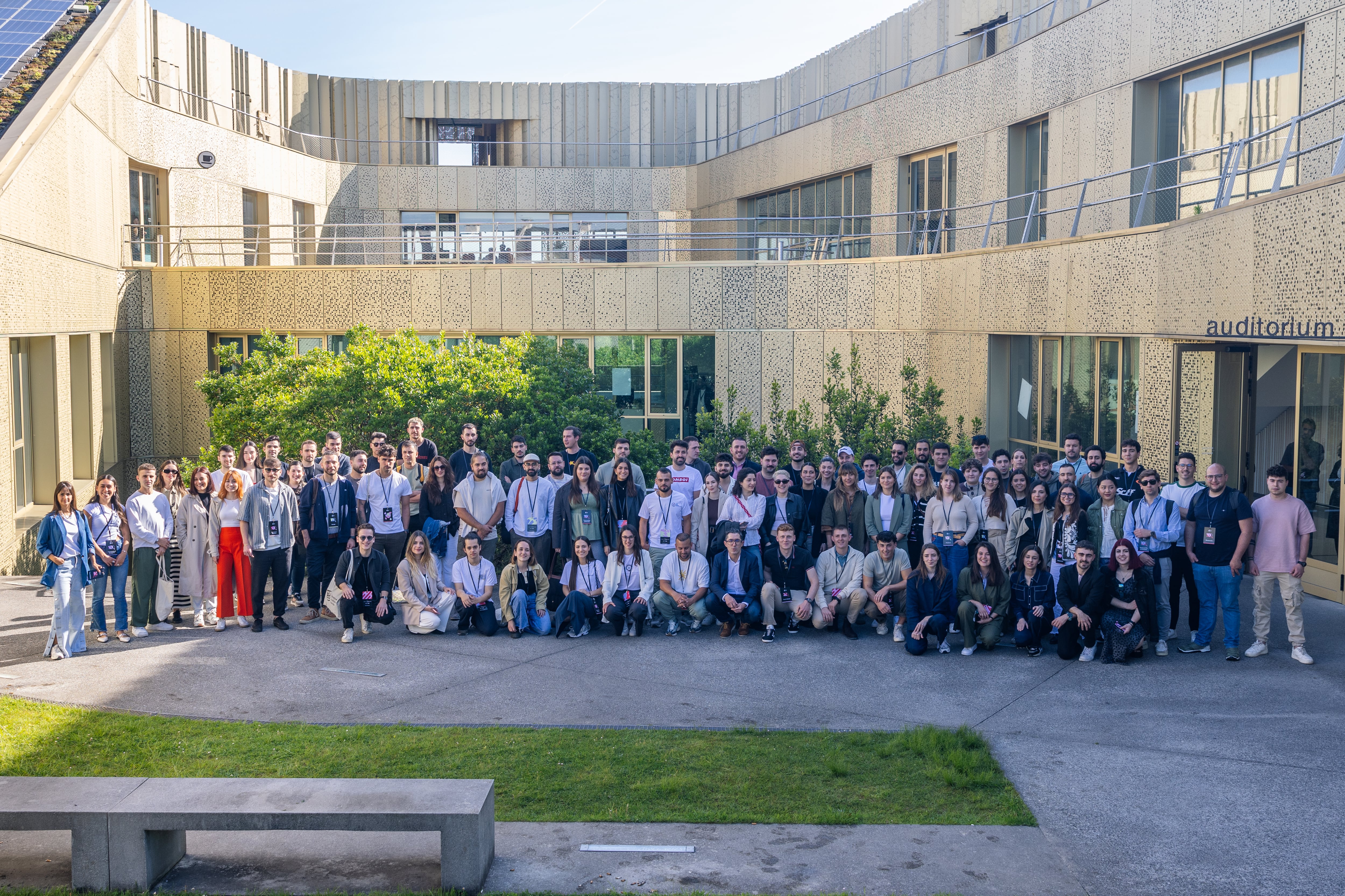 Los 100 jóvenes talentos de la gastronomía 2024, ante el Basque Culinary Center.