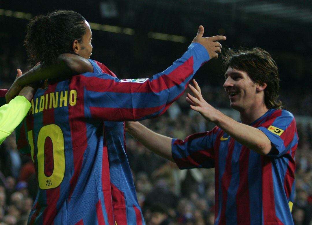 Messi y Ronaldinho celebran un gol durante un &#039;Clásico&#039; en 2005. 