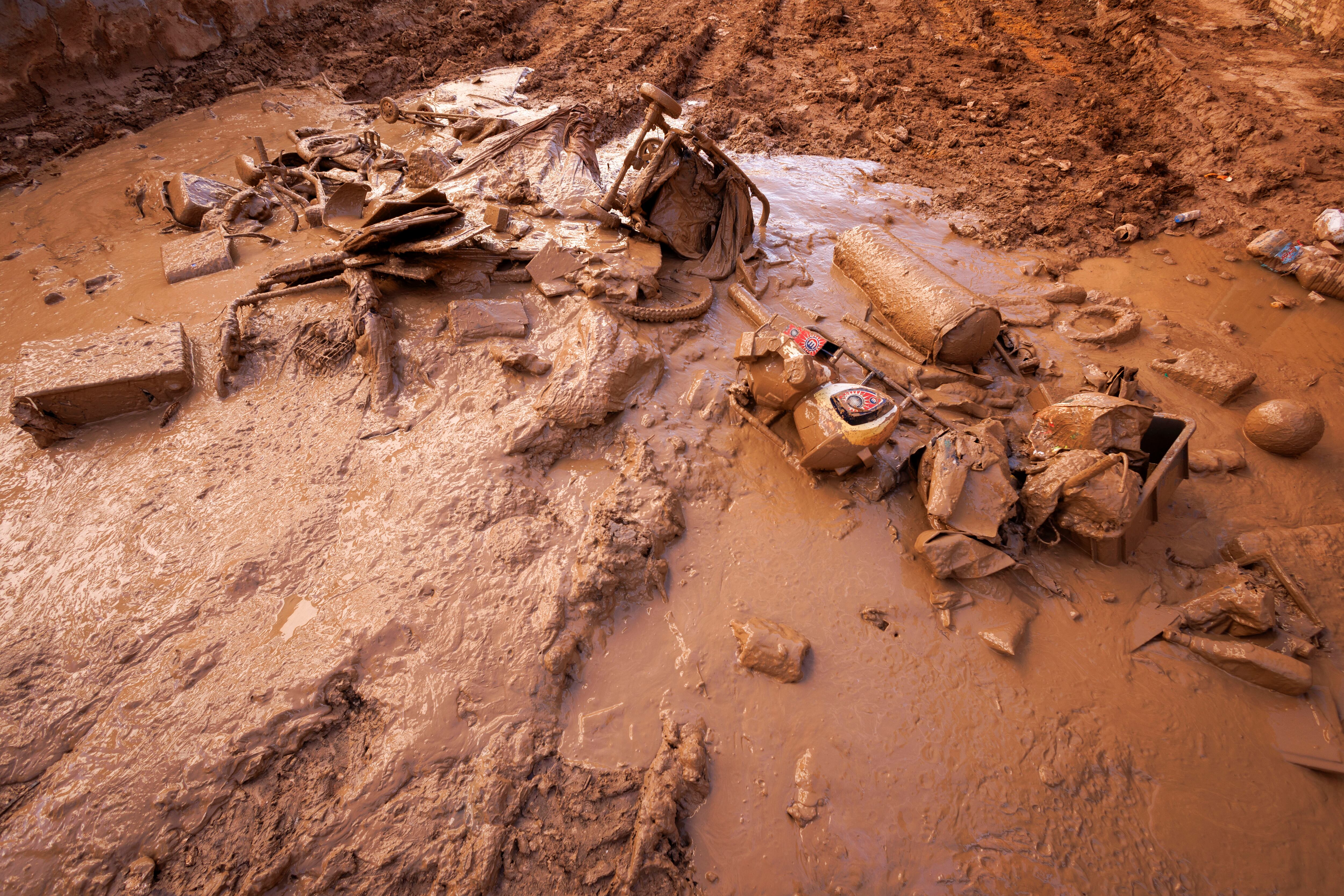 Archivo. Calle de Paiporta tras paso de la DANA