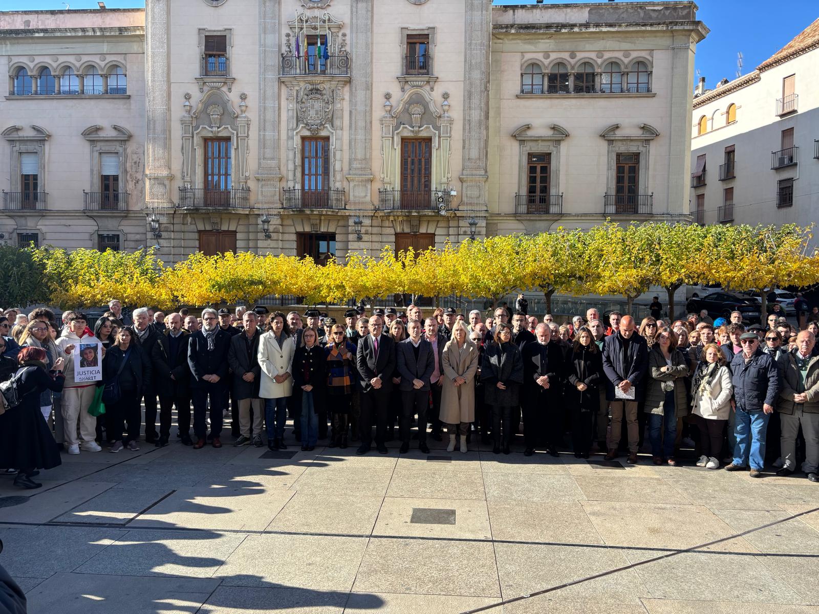 Momento de los tres minutos de silencio que se han guardado en Jaén por el fallecimiento de las dos menores de edad este fin de semana en el Parque de la Concordia.