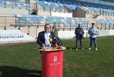 Adolfo Muñiz, con los dos presidentes al fondo