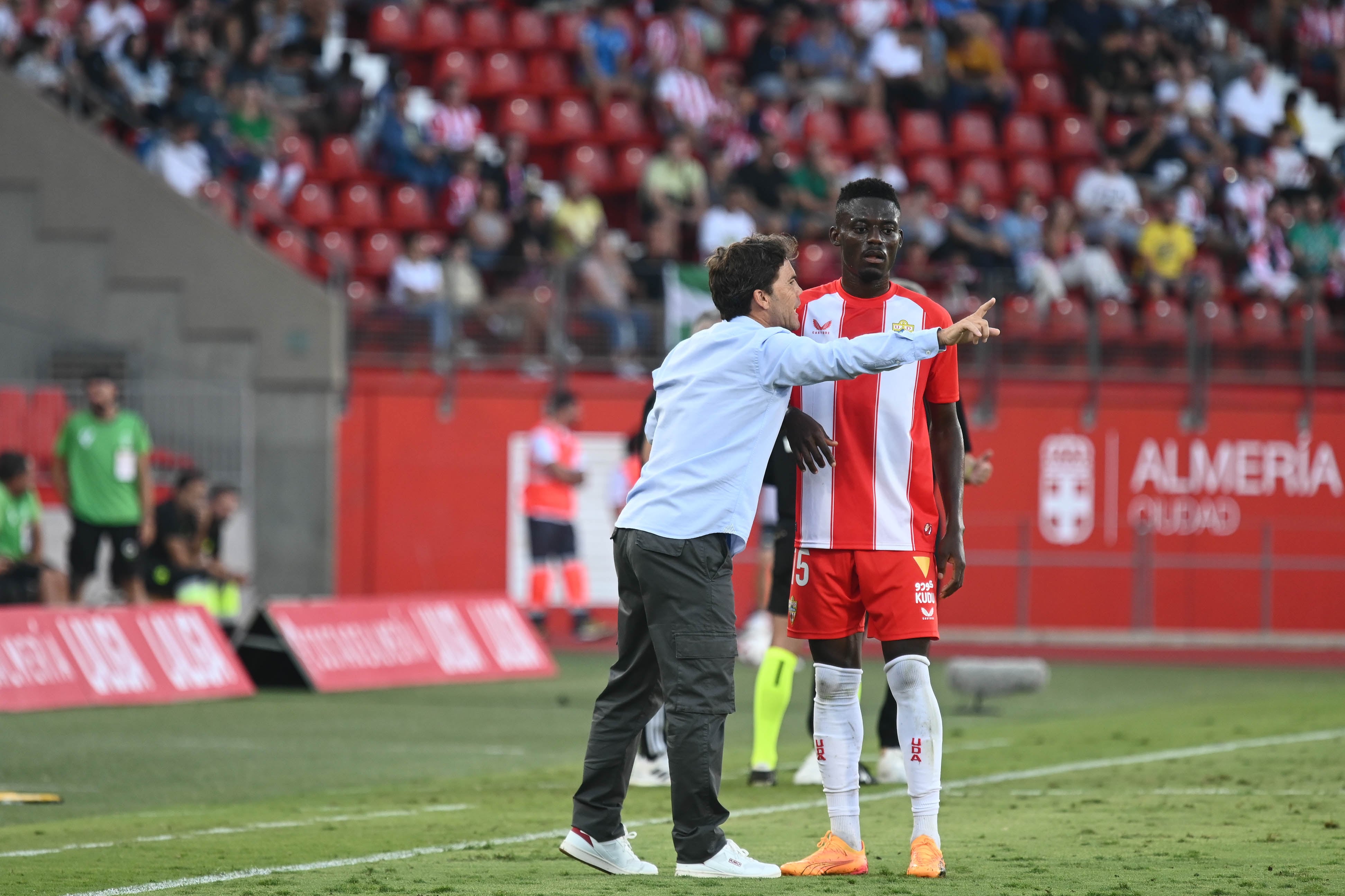 Rubi habla con Baba durante el partido ante el Burgos.