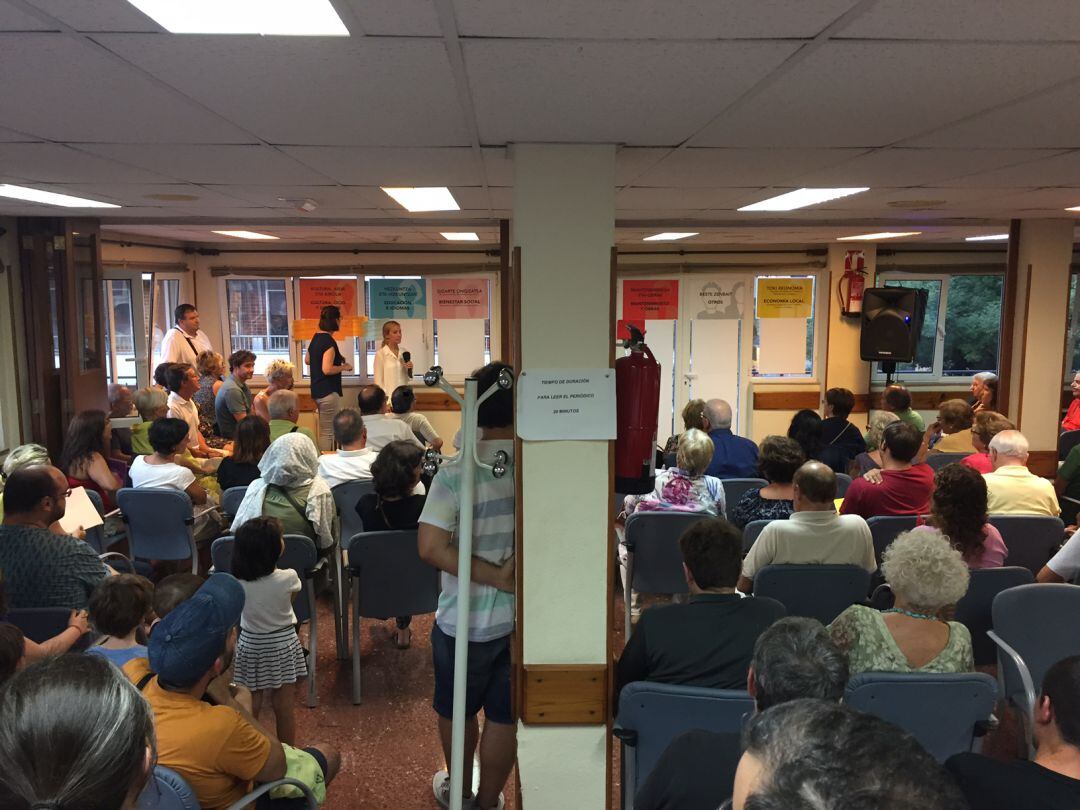 Asistentes a la segunda jornada presencial de los Presupuestos Participativos, celebrada en el centro social Luis Mariano.