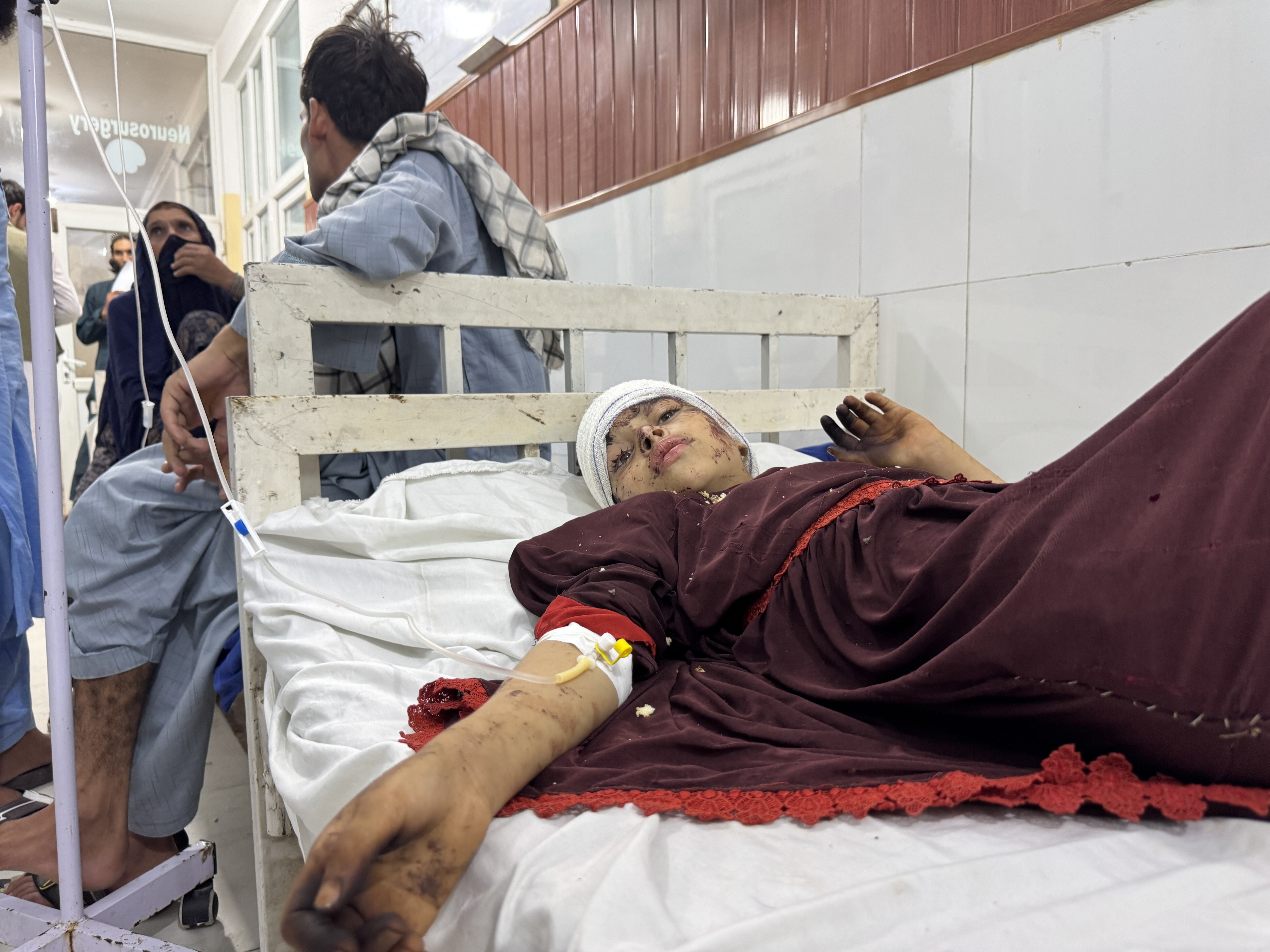 Una de las víctimas del terremoto es atendida en uno de los hospitales de la zona