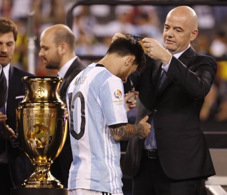 Leo Messi recibiendo la medalla de subcampeón de la Copa América de 2016