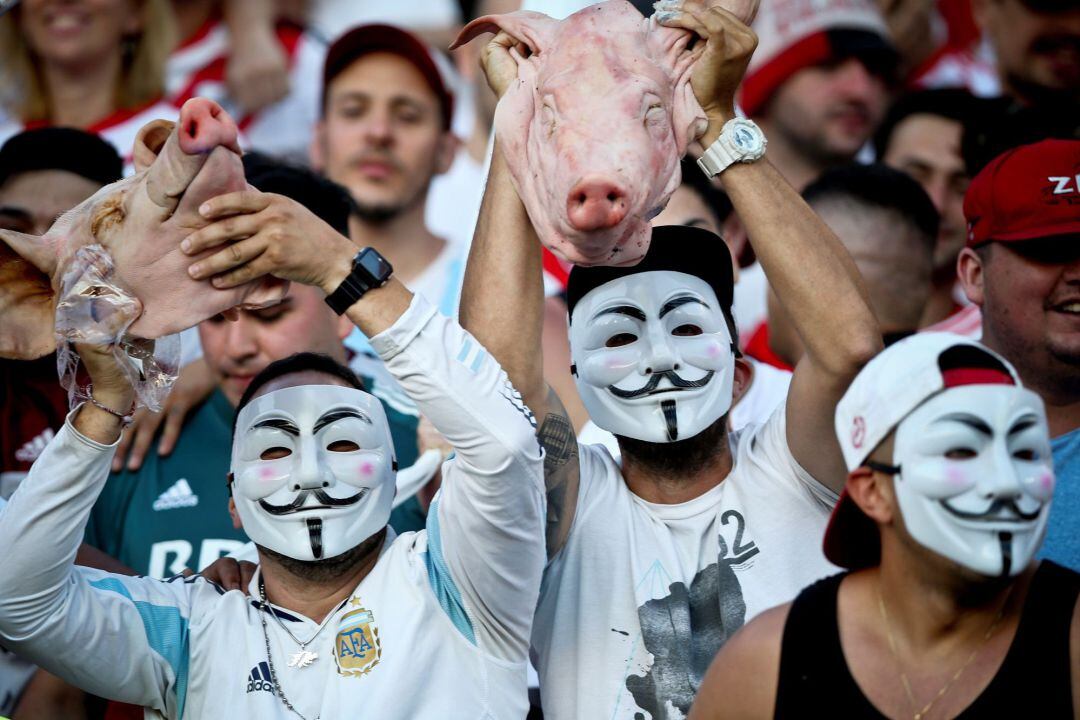 Hinchas de River, en el Monumental después de que se conociera la suspensión del partido entre su equipo y Boca Juniors.