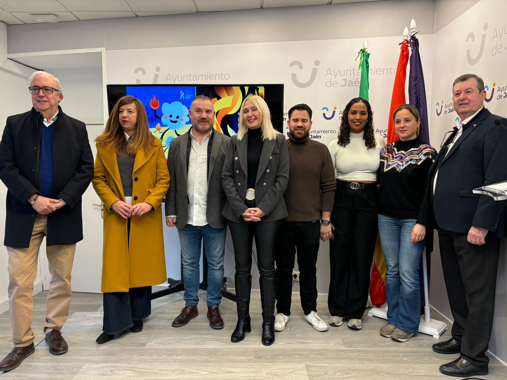 Presentación de las fiestas de San Antón 2025, con los concejales Carlos Alberca y  María Espejo entre los empresarios colaboradores y el pregonero, Ignacio Ruiz.