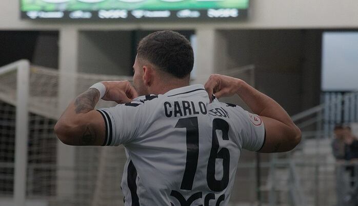 León celebra su gol