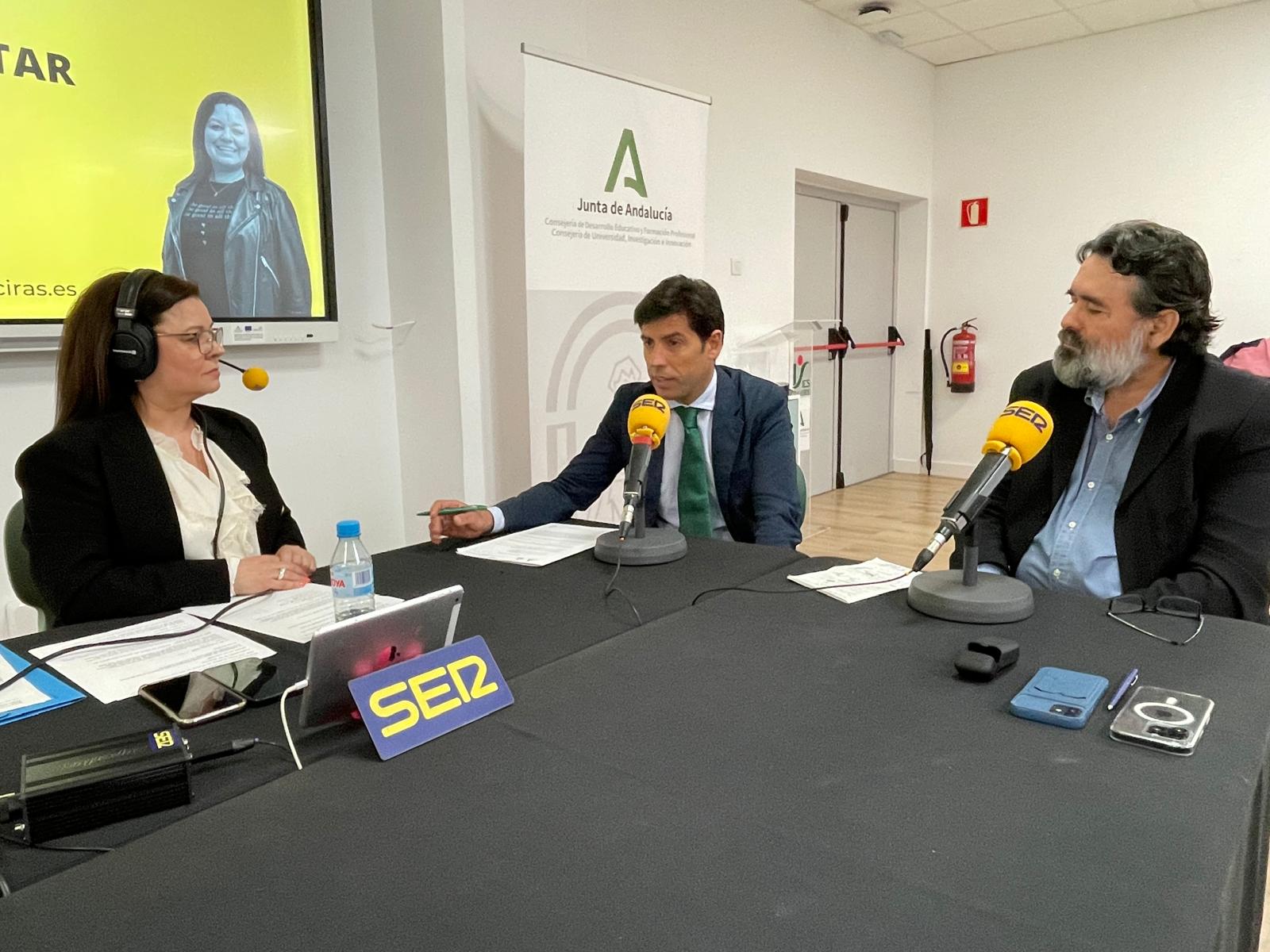 Gloria Masallá, Francisco Rodríguez (IES Isla Verde) y Juan José Gómez, área de gestión del talento de Moeve
