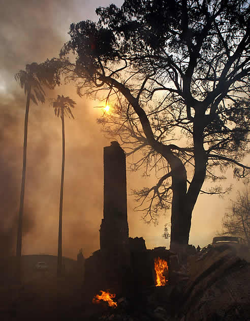 Una casa en llamas en las montañas de Malibu
