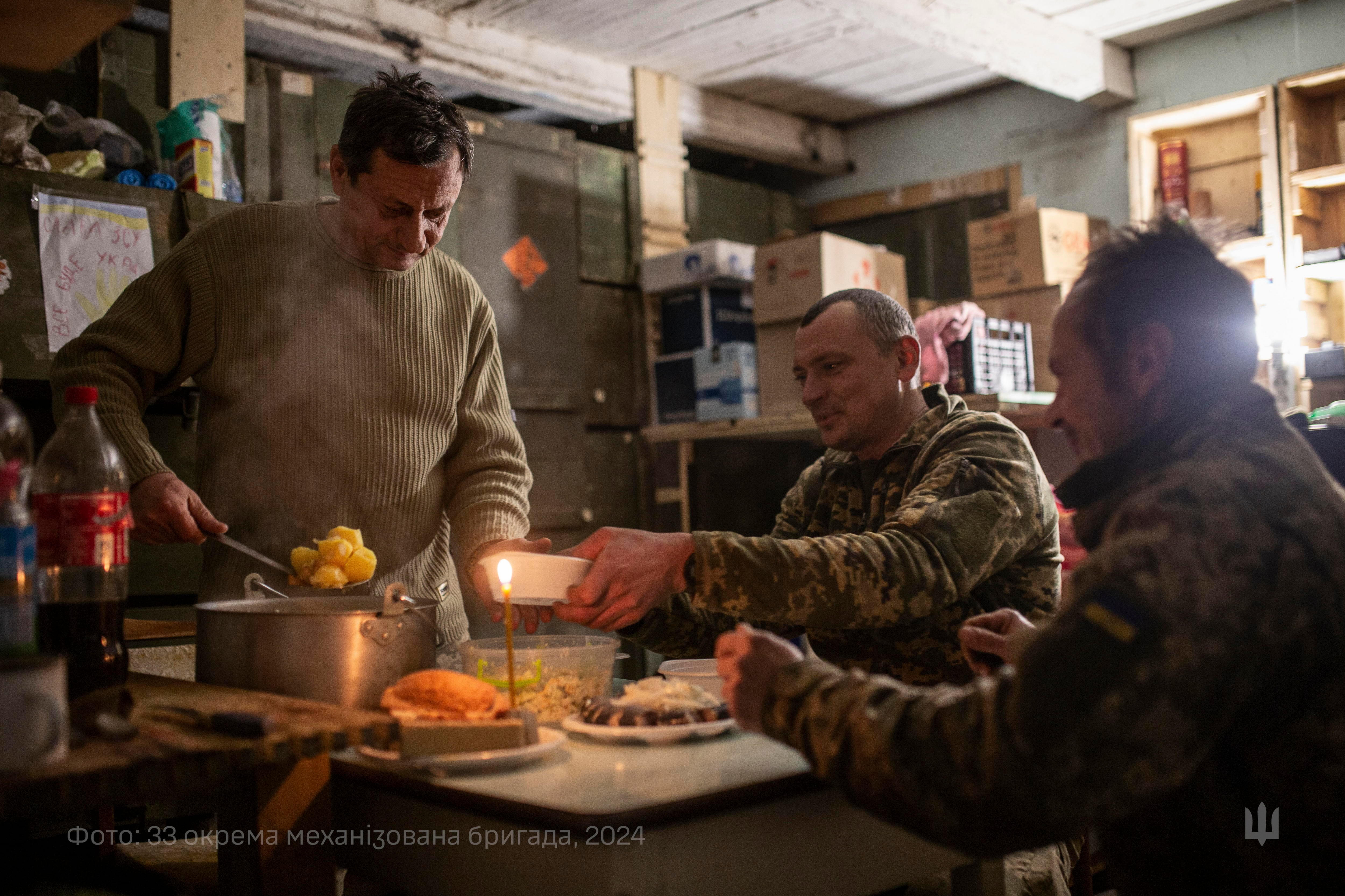 Imagen facilitada por el ejército ucraniano de varios soldados de la 33 Brigada Mecanizada durante la cena del 24 de diciembre.