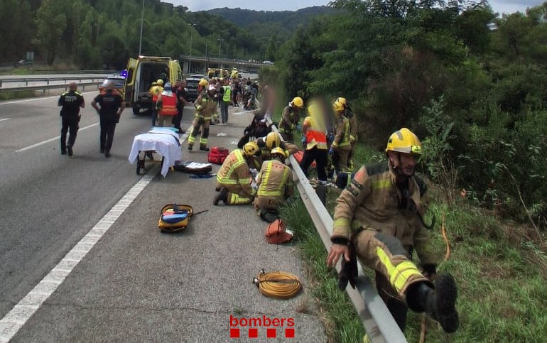 Els Bombers han activat 14 dotacions per socórrer l'accident de Santa Susanna (el Maresme)