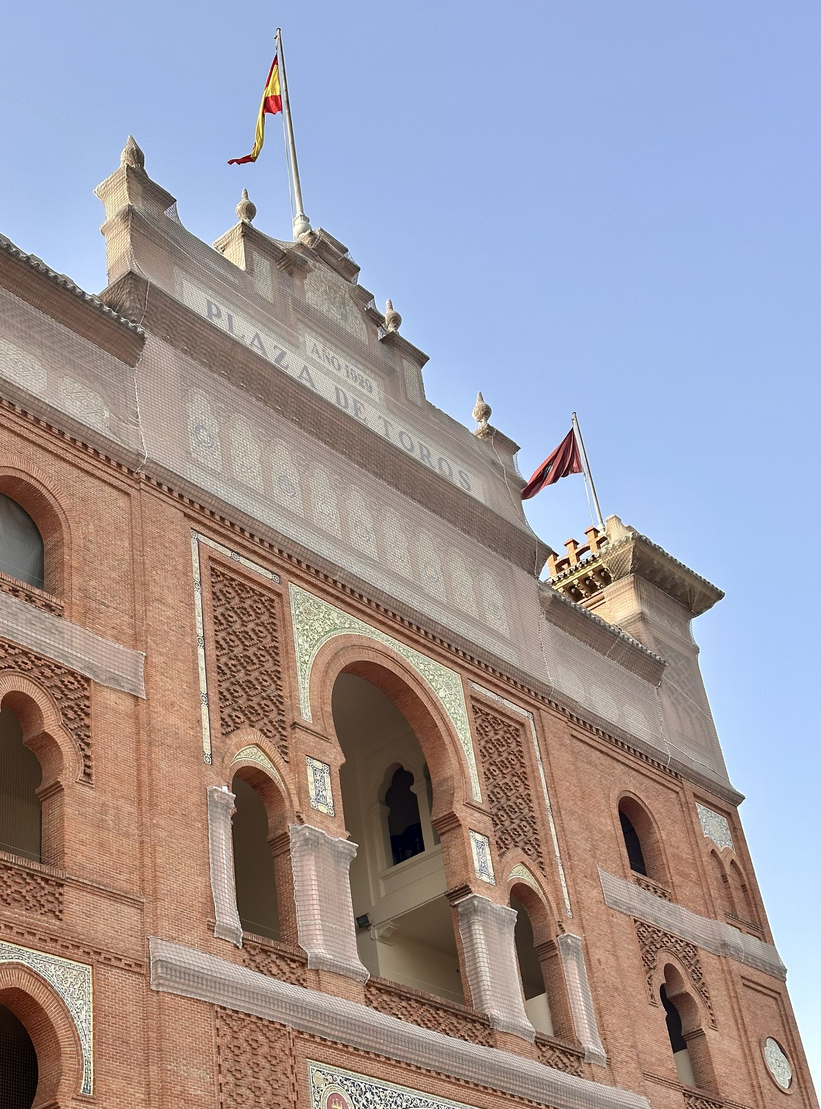 Fachada de Las Ventas recubierta por las redes antidesprendimientos el pasado viernes 10 de abril de 2026