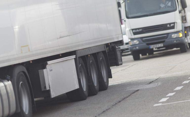 No hay ninguna intención por parte del Consell  de prohibir el paso de vehículos pesados por la carretera general.