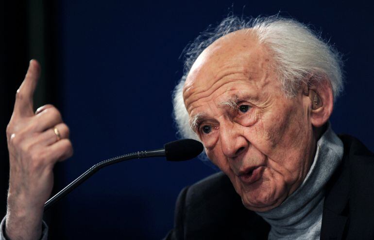 Polish sociologist Zygmunt Bauman gestures during a news conference in Oviedo, northern Spain, October 20, 2010. 