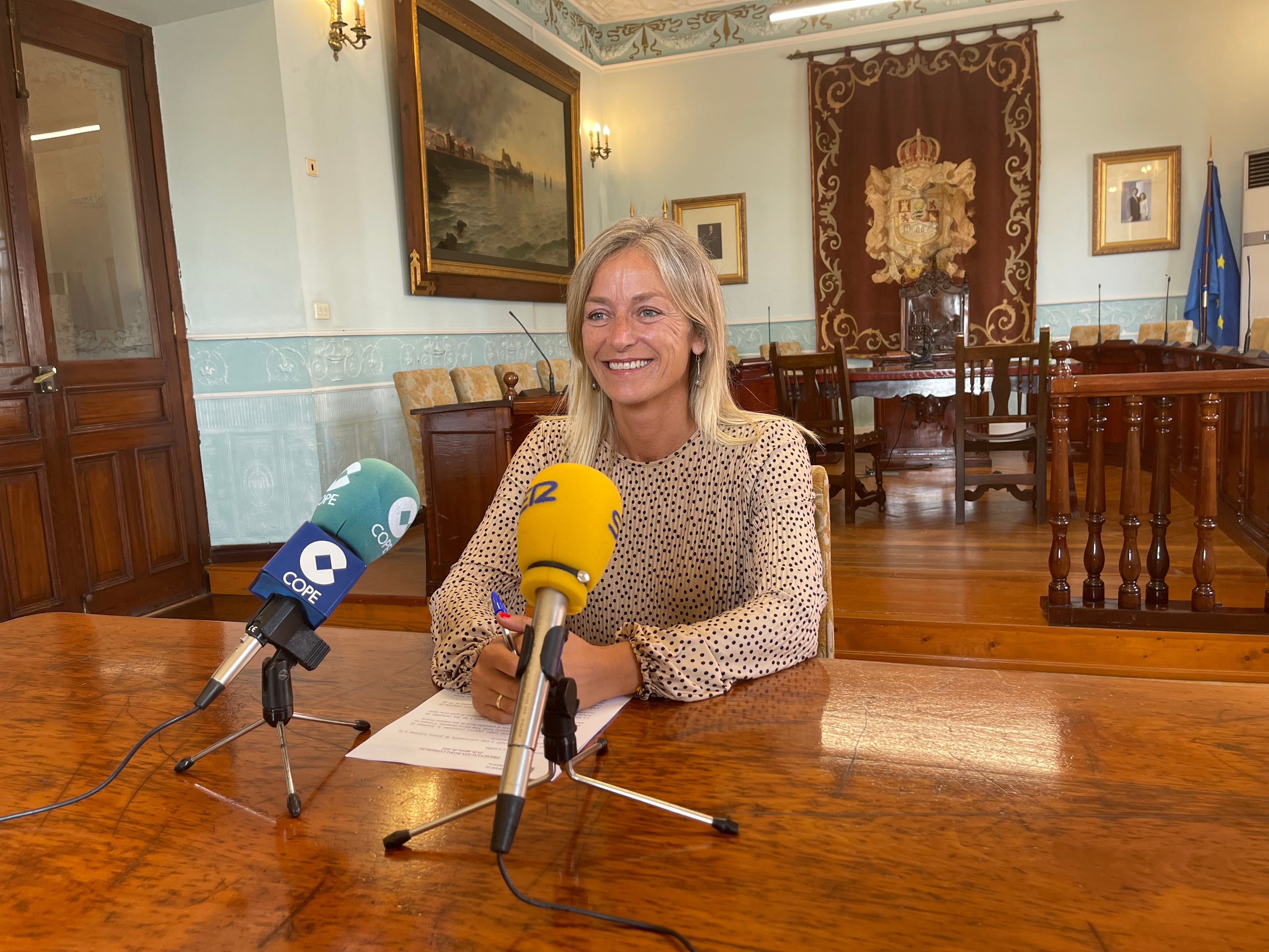 Susana Herrán presentando los bonos de comercio local