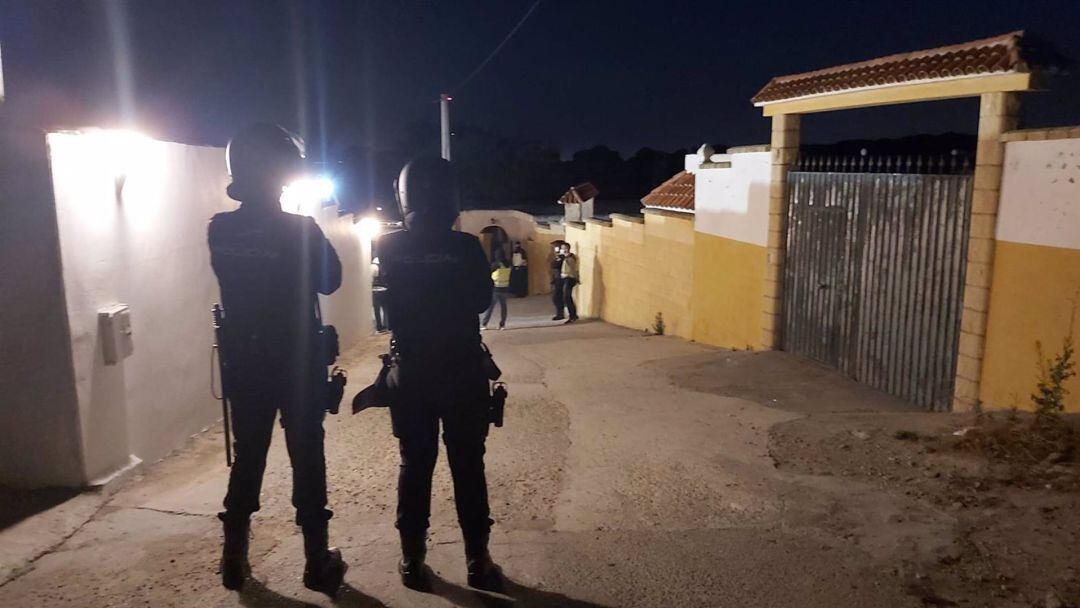 Agentes de la Policía Nacional en la operación antidroga desarrollada en diferentes puntos de la provincia