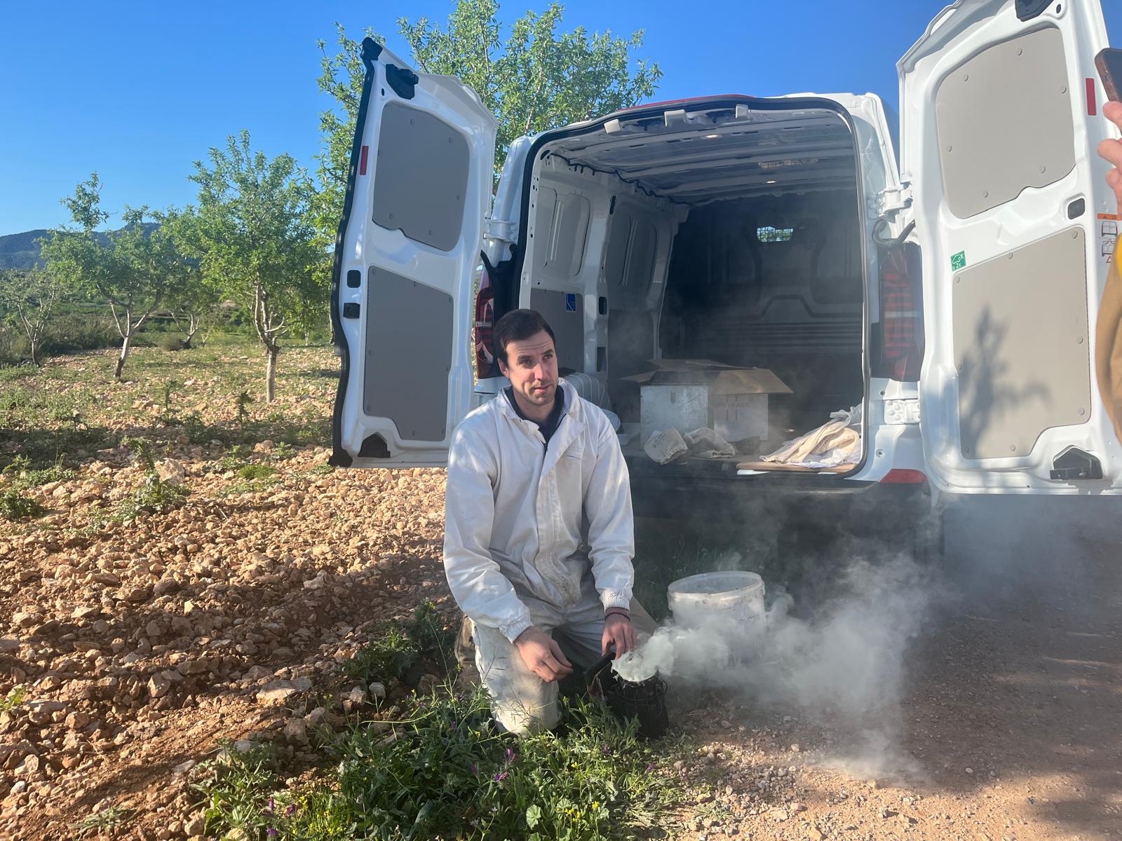 Álvaro Pérez, apicultor del campo de Cartagena